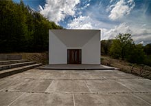 Contemporary Space of the Mosque in Tupale Combines Light and Harmony